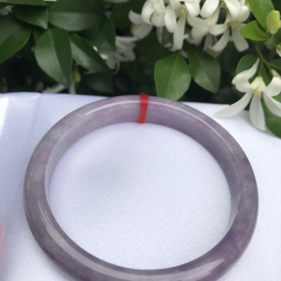 Vòng Cẩm Thạch mới Bản Hẹ Tím Nhẹ Ni 57mm Cao 10mm Dầy 7mm Màu tím nhẹ đều bóng đẹp Nữ mạng hỏa mạng thổ 53kg đến 58kg đeo rất là xinh tay nhe các Chị đẹp ạ