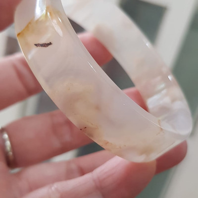 Vòng tay Nữ Mã Não Bản Vuông Bông mới bóng đẹp Ni 54mm x cao 14mm x dầy 6mm Màu Trắng bóng bông vàng nữ mệnh Kim mệnh Thủy 52kg - 55kg đeo đẹp xinh tay lắm ạ