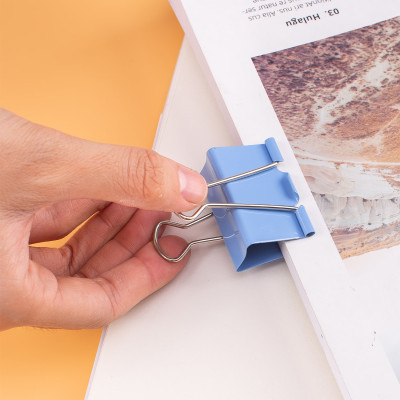 Kẹp Bướm Màu Deli 32mm 8553 