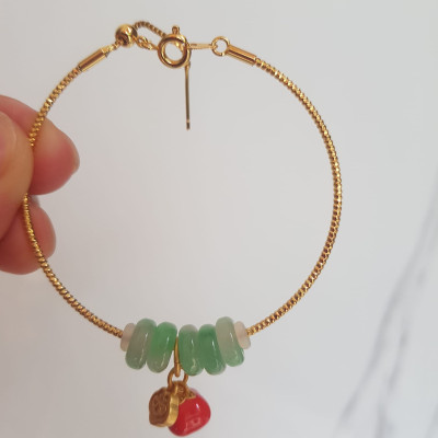 Vòng charm kiểu 5 đồng điếu đá cẩm thạch A Trắng Xanh lý bóng đẹp phối phụ kiện vàng charm trái táo đỏ kiểu may mắn dây vàng kiểu khóa rút đẹp vừa xinh xắn vừa đẹp may mắn tài lộc ạ