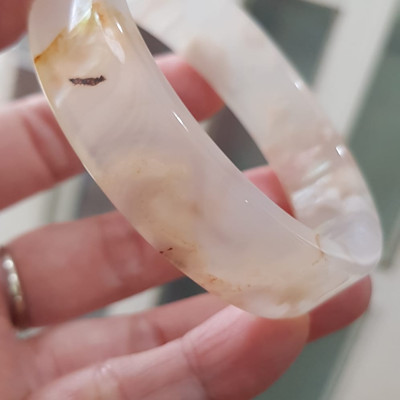 Vòng tay Nữ Mã Não Bản Vuông Bông mới bóng đẹp Ni 54mm x cao 14mm x dầy 6mm Màu Trắng bóng bông vàng nữ mệnh Kim mệnh Thủy 52kg - 55kg đeo đẹp xinh tay lắm ạ