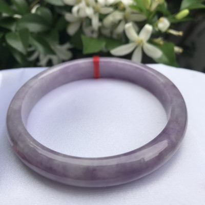 Vòng Cẩm Thạch mới Bản Hẹ Tím Nhẹ Ni 57mm Cao 10mm Dầy 7mm Màu tím nhẹ đều bóng đẹp Nữ mạng hỏa mạng thổ 53kg đến 58kg đeo rất là xinh tay nhe các Chị đẹp ạ