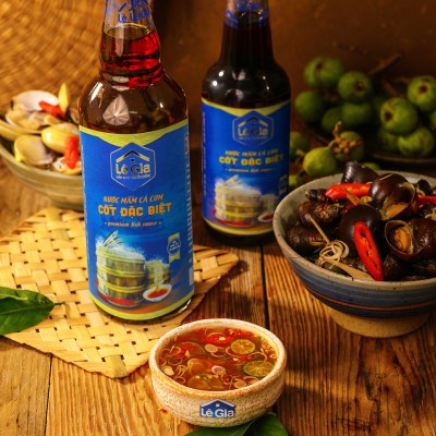 Hộp hai chai nước mắm cốt đặc biệt Lê Gia làm quà biếu sang trọng