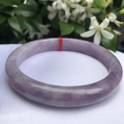 Vòng Cẩm Thạch mới Bản Hẹ Tím Nhẹ Ni 57mm Cao 10mm Dầy 7mm Màu tím nhẹ đều bóng đẹp Nữ mạng hỏa mạng thổ 53kg đến 58kg đeo rất là xinh tay nhe các Chị đẹp ạ