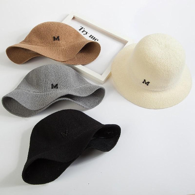 Mũ đi biển vành tròn gắn tag chư M nón móc len sợi rộng vành đi chơi siêu đẹp dành cho nữ.