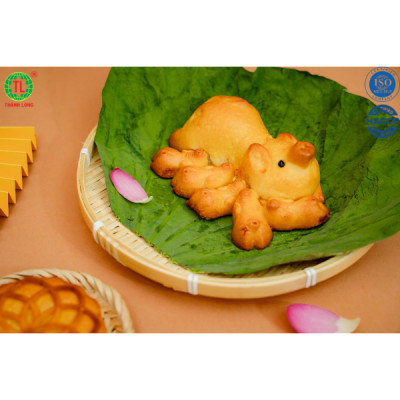 BÁNH TRUNG THU BẦY HEO 5 CON NHÂN DỪA 250 G THÀNH LONG ( CÓ NHÂN TRONG HEO CON, CÓ TRỨNG TRONG HEO MẸ) - VIỆT NAM
