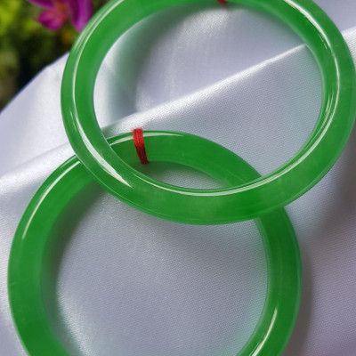 Vòng tay nữ đá cẩm thạch tự nhiên Ngọc Lý Đẹp 54mm x cọng 8mm Màu Xanh Lý tươi sáng bóng mượt đẹp Nữ 53kg - 60kg đeo Vòng hợp nữ mệnh Mộc mệnh Hỏa mệnh Thủy ạ