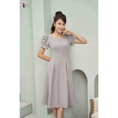 Đầm xòe kẻ caro cổ vuông, tay bồng Tri