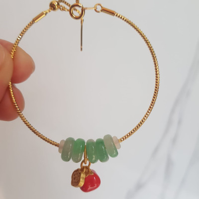 Vòng charm kiểu 5 đồng điếu đá cẩm thạch A Trắng Xanh lý bóng đẹp phối phụ kiện vàng charm trái táo đỏ kiểu may mắn dây vàng kiểu khóa rút đẹp vừa xinh xắn vừa đẹp may mắn tài lộc ạ