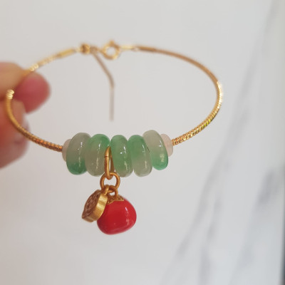 Vòng charm kiểu 5 đồng điếu đá cẩm thạch A Trắng Xanh lý bóng đẹp phối phụ kiện vàng charm trái táo đỏ kiểu may mắn dây vàng kiểu khóa rút đẹp vừa xinh xắn vừa đẹp may mắn tài lộc ạ