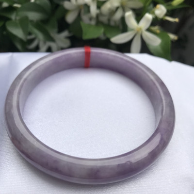 Vòng Cẩm Thạch mới Bản Hẹ Tím Nhẹ Ni 57mm Cao 10mm Dầy 7mm Màu tím nhẹ đều bóng đẹp Nữ mạng hỏa mạng thổ 53kg đến 58kg đeo rất là xinh tay nhe các Chị đẹp ạ
