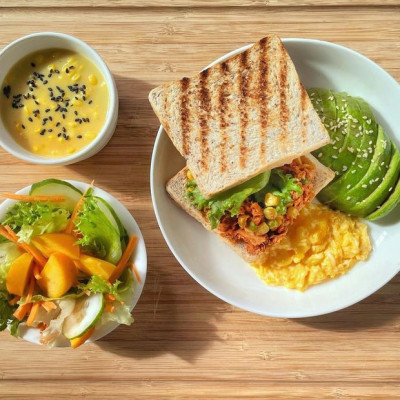 Cá Ngừ Cắt Lát Ngâm Dầu Đậu Nành Sealect 165g - Nhập Khẩu Thái Lan | Sealect Tuna Sandwich in Soybean Oil 165g