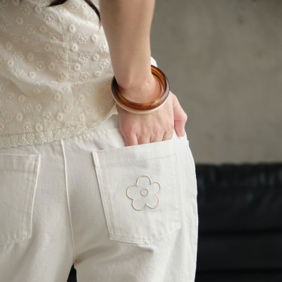 Quần jeans nữ ống loe dáng dài màu xanh basic dễ phối đồ thêu hoa túi sau Daisy Miều Est.2013