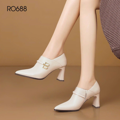 Giày bốt nữ cổ ngắn sang trọng 7 phân RO688 ROSATA tại BCASHOP êm chân cực kỳ và độc đáo với chữ B nổi bật