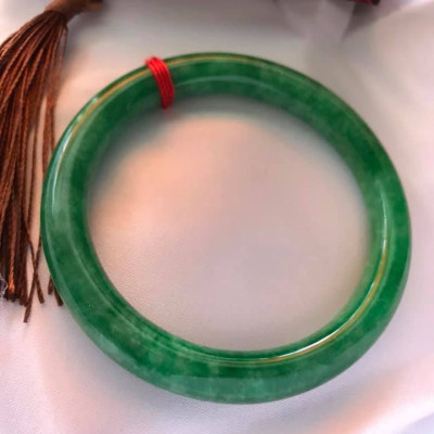 CHIẾC VÒNG TAY ĐÁ CẨM THẠCH ĐẬU LÝ SIZE 54MM MÀU  XANH LÁ BÔNG ĐẸP ĐẸP Ạ NỮ CÂN NẶNG TẦM 52KG - 62KG 