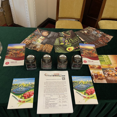 Mật Ong Hoa Cà Phê Jade Mountain Nguyên Chất Thu Hoạch Tự Nhiên Chất Lượng Cao 380ml